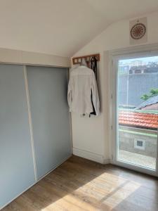 a room with a closet and a sliding glass door at Maison avec Jardin proche Porte Maillot in Colombes