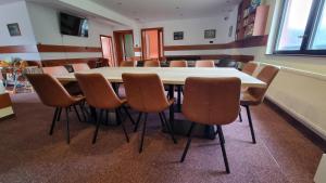 uma sala de conferências com mesa e cadeiras em Apartmánový dom Slniečko em Ziar
