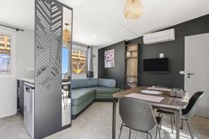 TV/trung tâm giải trí tại Bungalow avec terrasse vue mer