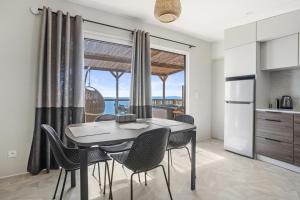 Nhà bếp/bếp nhỏ tại Bungalow avec terrasse vue mer