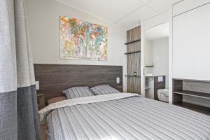 Giường trong phòng chung tại Bungalow avec terrasse vue mer +33 ảnh