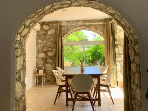 una sala da pranzo con tavolo e finestra di Spanish charm guest apartment at villa with great location! a Las Lagunas Mijas