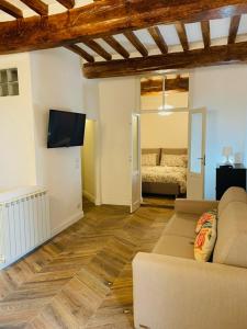 een woonkamer met een bank en een flatscreen-tv bij Dreaming Perugia in Perugia