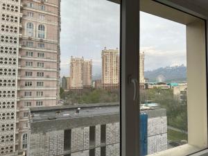 Rakhat的住宿－ЖК Сезам，从窗户可欣赏到城市美景