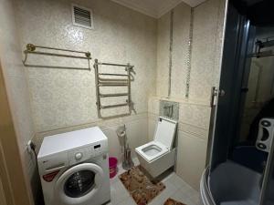 Rakhat的住宿－ЖК Сезам，一间带洗衣机和卫生间的小浴室