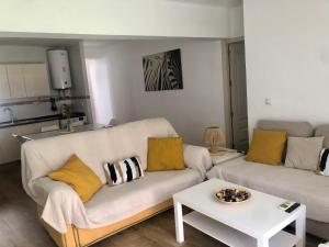 A seating area at Apartamento del Mar