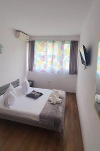 um quarto com uma cama com duas toalhas em Hotel Pescarus em Mamaia