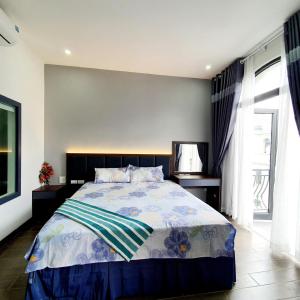 Homestay Grand Worl Hà Nội tesisinde bir odada yatak veya yataklar