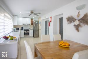 Kuchnia lub aneks kuchenny w obiekcie Villa Airlie by Abahana Villas