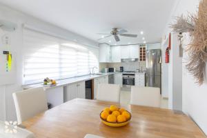Kuchnia lub aneks kuchenny w obiekcie Villa Airlie by Abahana Villas