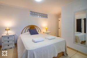 sypialnia z łóżkiem i dwoma ręcznikami na nim w obiekcie Villa Airlie by Abahana Villas w mieście Calpe