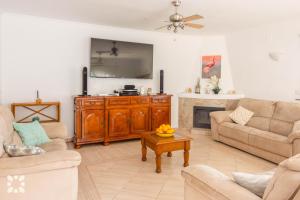 Telewizja i/lub zestaw kina domowego w obiekcie Villa Airlie by Abahana Villas