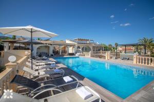 basen z leżakami i parasolami w obiekcie Villa Airlie by Abahana Villas w mieście Calpe