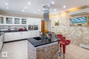 Kuchnia lub aneks kuchenny w obiekcie Villa Airlie by Abahana Villas