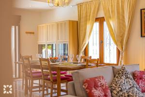 Posezení v ubytování Villa Alamito by Abahana Villas