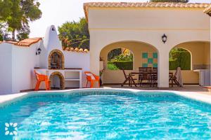 Bazén v ubytování Villa Alamito by Abahana Villas nebo v jeho okolí