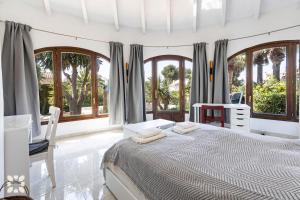 Postel nebo postele na pokoji v ubytování Villa Alamito by Abahana Villas