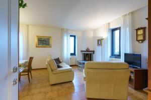 a living room with a couch and a chair at Villetta Maurizia in Domaso
