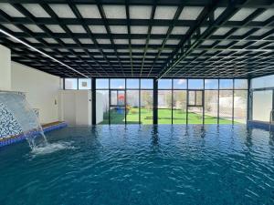 尼兹瓦ALSALAM Hostels نزل السلام的游泳池中间设有喷泉