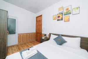 Postel nebo postele na pokoji v ubytování AN TÂM House Đà Lạt