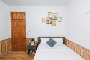 Postel nebo postele na pokoji v ubytování AN TÂM House Đà Lạt