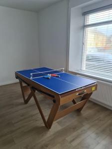 mesa de ping pong en una habitación con mesa de ping pong en Newly Renovated Coastal Property, en Llanelli