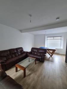 sala de estar con sofá y mesa de centro en Newly Renovated Coastal Property, en Llanelli