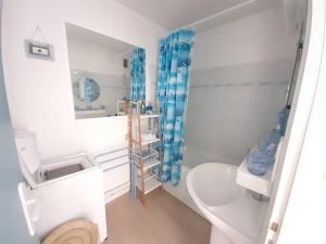 Koupelna v ubytování Appartement Saint-Hilaire-de-Riez, 2 pièces, 4 personnes - FR-1-324A-11