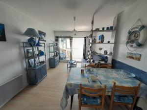 サンティレール・ド・リエにあるAppartement Saint-Hilaire-de-Riez, 2 pièces, 4 personnes - FR-1-324A-11のダイニングルーム(テーブル、椅子付)