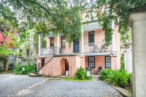 un immeuble d'appartements avec un escalier en face de celui-ci dans l'établissement Unique & Charming 2 Bedroom One Block to King St, à Charleston