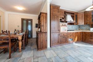 cocina con armarios de madera y mesa de madera en Villa Leonardo, en Calvagese della Riviera