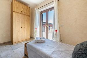 1 dormitorio con cama y ventana grande en Villa Leonardo, en Calvagese della Riviera