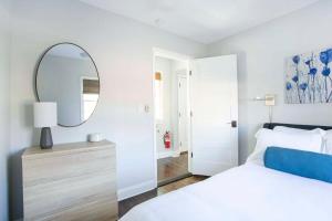 Freshly Renovated 2 Bedroom Apt 1 Block to King tesisinde bir odada yatak veya yataklar