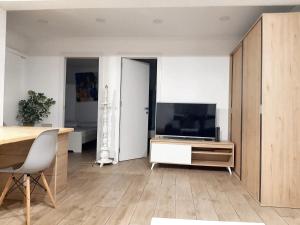 TV a/nebo společenská místnost v ubytování Comfortable Studio in Santiago do Cacém, private pool, 65 m²