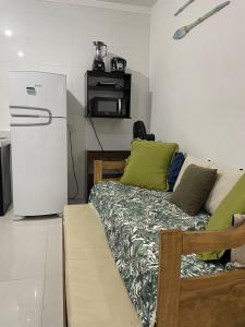 ウバトゥバにあるPraia de Marandubaのソファと冷蔵庫と冷蔵庫ベルトのある部屋 +10枚の写真