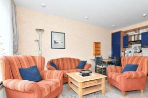 Una sala de estar con dos sofás y una mesa. en Ferienwohnung-Eilts-Whg-14, en Borkum