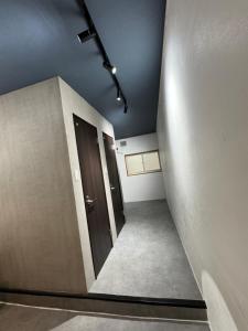 ein leerer Flur mit Tür in einem Zimmer in der Unterkunft ASTERISK＋ in Iwami