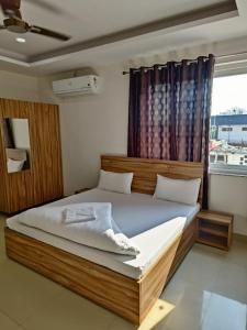 Un pat sau paturi într-o cameră la HOTEL TIRATH