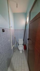 małą łazienkę z toaletą w pokoju w obiekcie saidia beach w mieście Saïdia