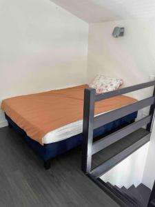 uma pequena cama num quarto com em Le Ptit Duplex em Royan