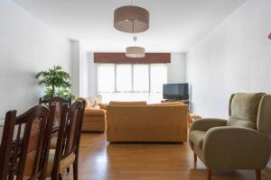 a living room with a couch and chairs at El clavelar del Sablón in Llanes