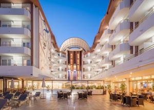 a rendering of a hotel lobby with tables and chairs at ALEGRIA Florida Park in Santa Susanna