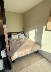 ein kleines Schlafzimmer mit einem Bett in der Ecke in der Unterkunft Modern apartment ONLY 5 minutes from City Centre in Bergen
