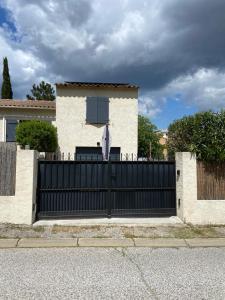 een zwarte poort voor een huis bij Belle adresse pour un séjour détente et découverte in Trans-en-Provence