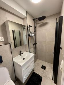y baño con lavabo, ducha y aseo. en Modern apartment ONLY 5 minutes from City Centre en Bergen