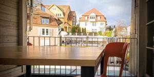 een tafel met uitzicht op een balkon met huizen bij Aquae Helveticae in Baden