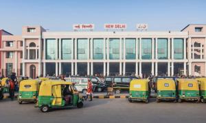 een groep kleine voertuigen geparkeerd voor een gebouw bij Hotel Star Villa - Front of New Delhi Railway Station in New Delhi