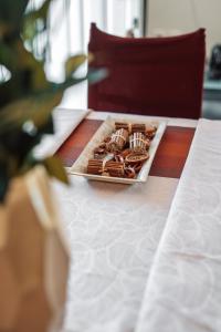 un piatto di dolci al cioccolato su un tavolo di Niki's House a Gournes
