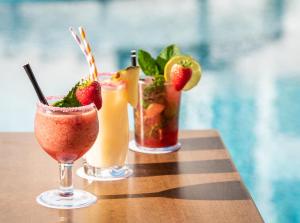 two cocktails on a table with strawberries and mint at ALEGRIA Florida Park in Santa Susanna