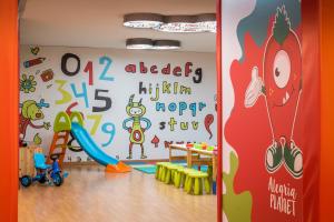a play room with a wall with graffiti on it at ALEGRIA Florida Park in Santa Susanna